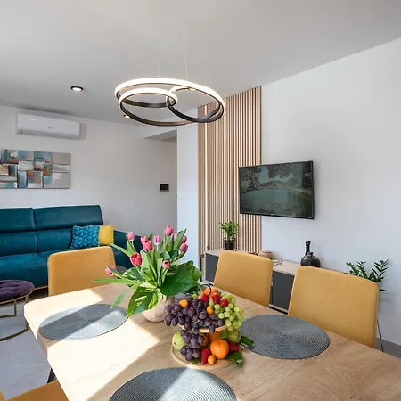 Skyline Two Bedroom With A Balcony *